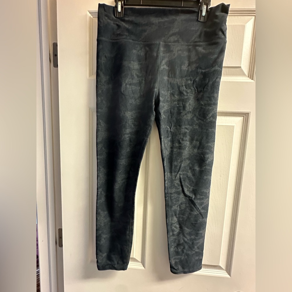 Vuori Gray blue black Camouflage soft leggings joggers size XL